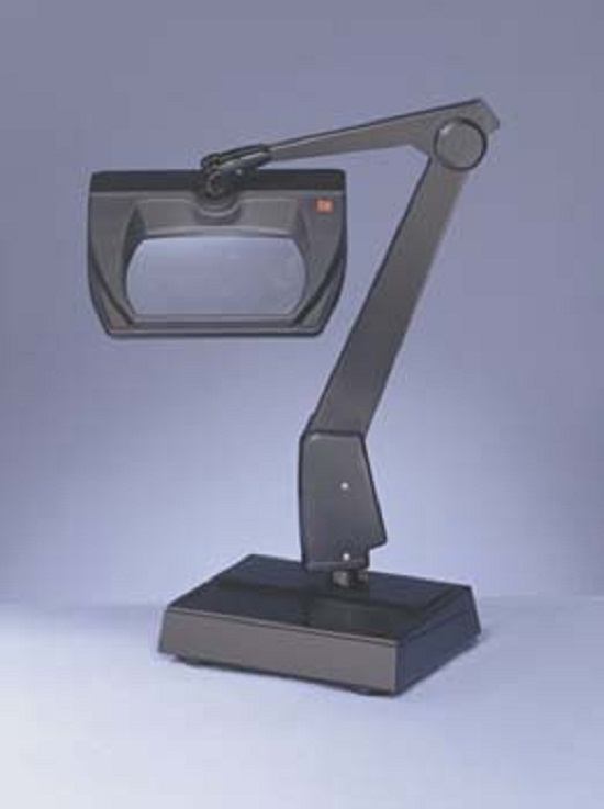 Magnifying desk lamp