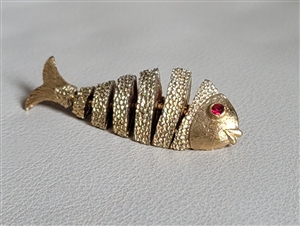 Articulated fish brooch in multi gold tone design