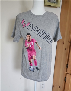 Preowned vintage official Lionel Messi collection gray graphic soccer t shirt in men size XL on display mannequin