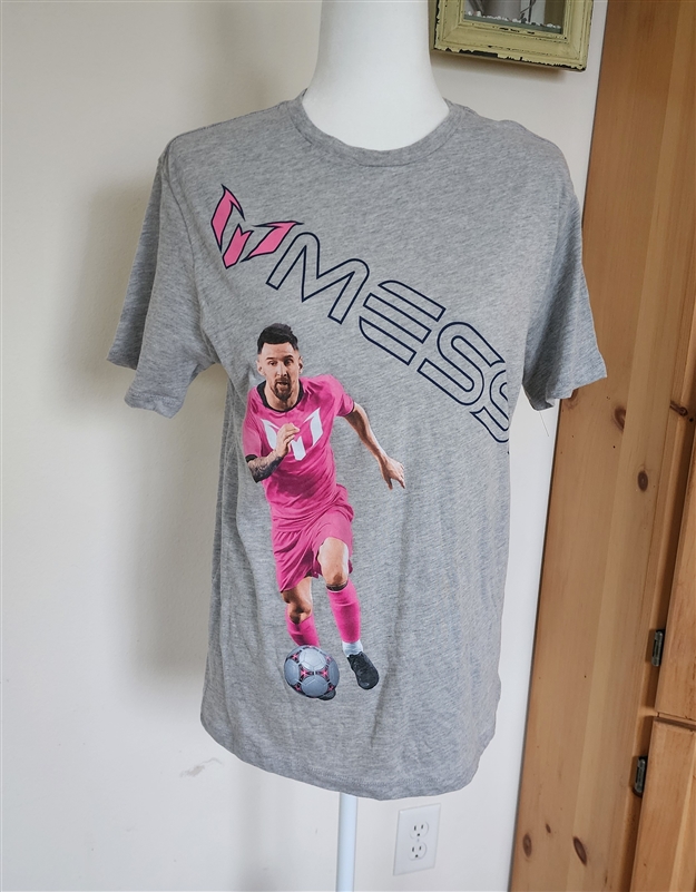 Preowned vintage official Lionel Messi collection gray graphic soccer t shirt in men size XL on display mannequin