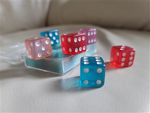 Translucent set of 6 dice in box
