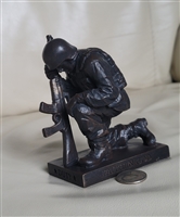 Kneeling soldier Gallery to Pray statue