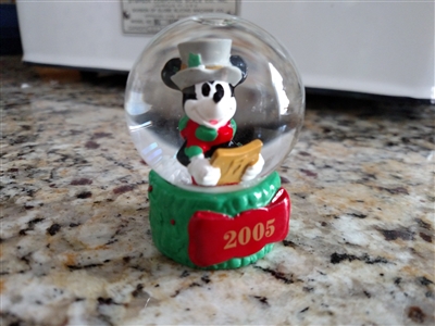 Miniature snow globe