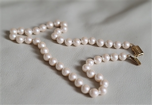 Elegant Monet vintage 16 in faux pearls necklace