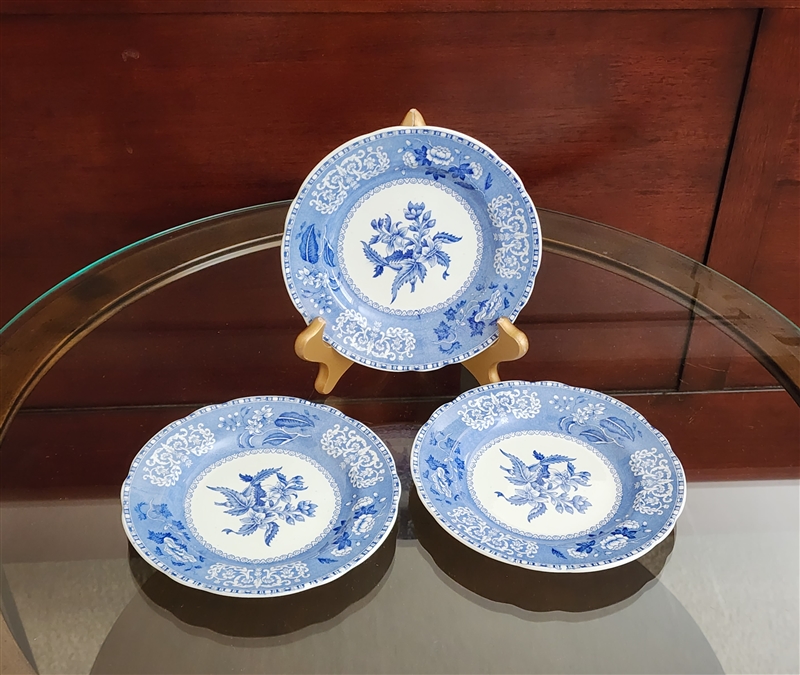 Set of three Spode Camilla Blue botanical earthenware plates
