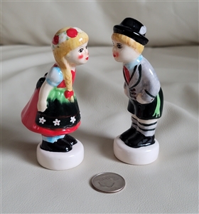 German Boy and Girl kissing salt pepper shakers