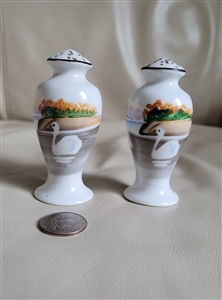Porcelain shaker made in Japan Swan decor