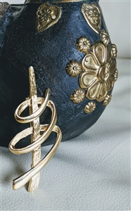 Swirled ribbon gold tone vintage brooch jewelry