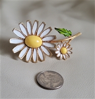 Vintage floral Daisy brooch jewelry by WEISS