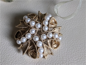 Elegant entangled ribbons faux pearls brooch satin