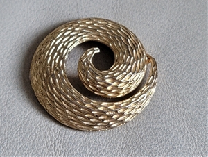 Satin and gold tones round wave like elegant brooch jewelry