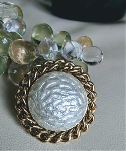 Sarah Cov elegant round brooch in gold tone metal