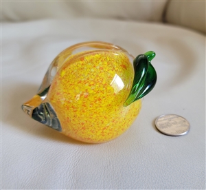 This preowned vintage peach paperweight features a yellow speckled insert with a green leaf detail