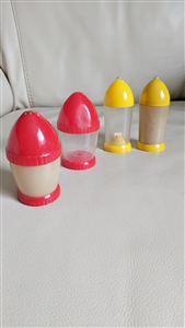 Ball point Rocket shaped plastic shakers set