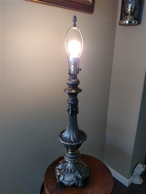 Fleur-de-lis design metal table lamp