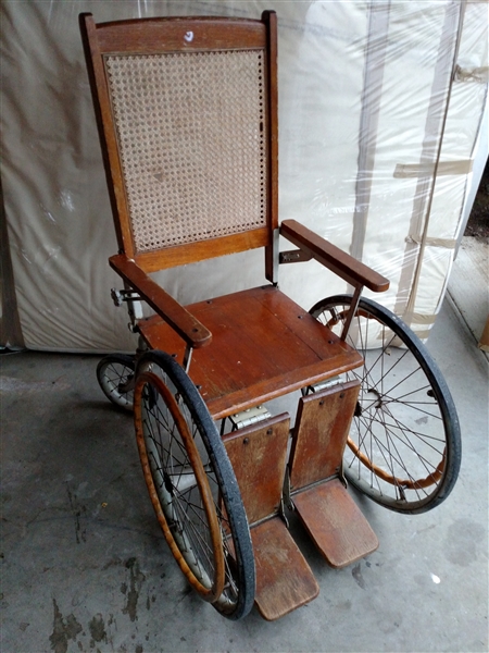 Antique 1900s mobile wheelchair