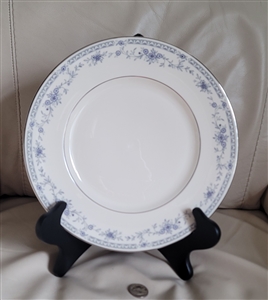 Porcelain dinner plate in Bellemeade by Minton