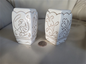 Salt and pepper shakers in embossed porcelain