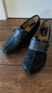 SOFTSPOT shimmering black clogs sz 11 M