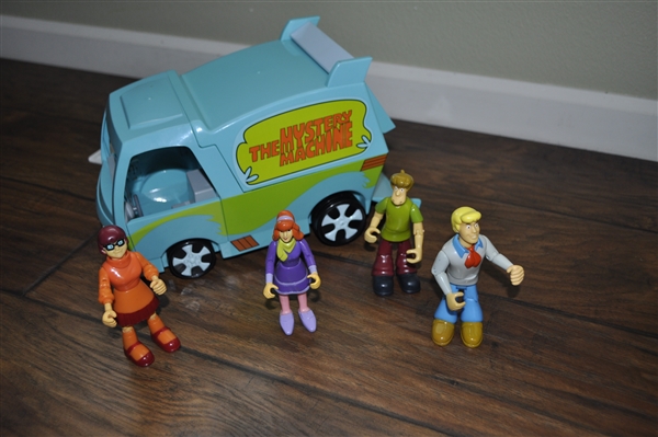 The Mystery Machine and Scooby Doo mystery solving crew toys.