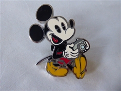 Disney Trading Pin 155972     Mickey - Holding Camera