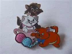 Disney Trading Pin 161541     Uncas - Berlioz, Marie and Toulouse - Aristocats - Playing with Yarn