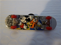 Disney Trading Pin Skateboard - Mickey and the Gang