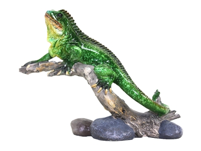 Green gecko on branch ornament