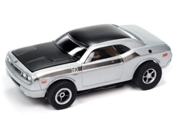 AUTO WORLD L15SILVE... 2015 DODGE CHALLENGER SILVER X-TRACTION