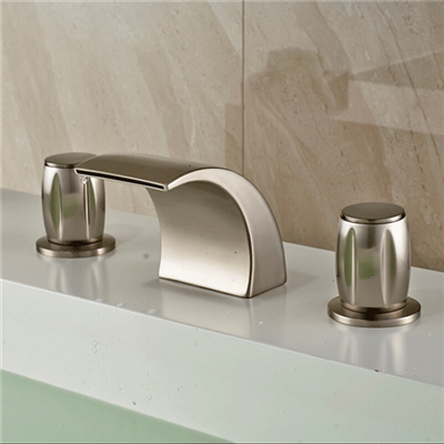 Medellín Brushed Nickel Finish Deck Mount Bathtub Faucet with Hot and Cold Mixer.