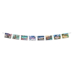 comes with 8 9 inch by 6 inch postcards celebrating classic American locals including Mt. Rushmore, The Golden Gate Bridge, St. Louis Arch, Las Vegas, Vail, Chicago, Waikiki Beach and Miami.  Comes complete with 12 feet of cord for hanging the postcards.