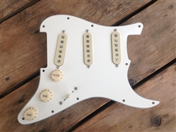 Vintage 50'S Style Pre Wired Strat Pickguard Parchment/Creme Seymour Duncan CA 50