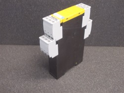 USED SIEMENS SIRIUS SAFETY RELAY WITH RELEASE CIRCUIT