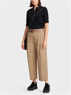 Marc Cain camel pants in a flexible cotton. They have a wide shape and a shortened leg