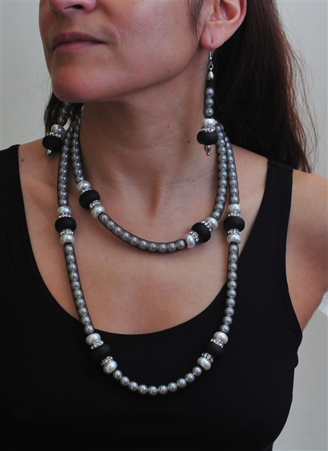 30 Park Rocks pearls in mesh with black and rhinestone beads long necklace